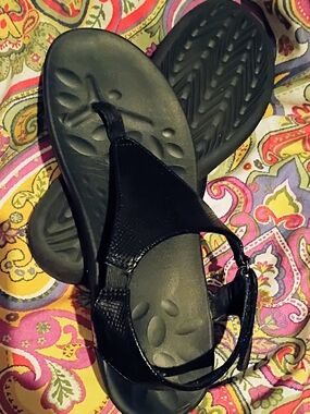 UTENAG Arch Black Slingback Toe-Post Sandals with Adjustable Strap